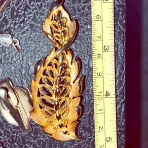 ❣️4/$15 Signed Lisner Twist Leaf Brooch Gold Tone